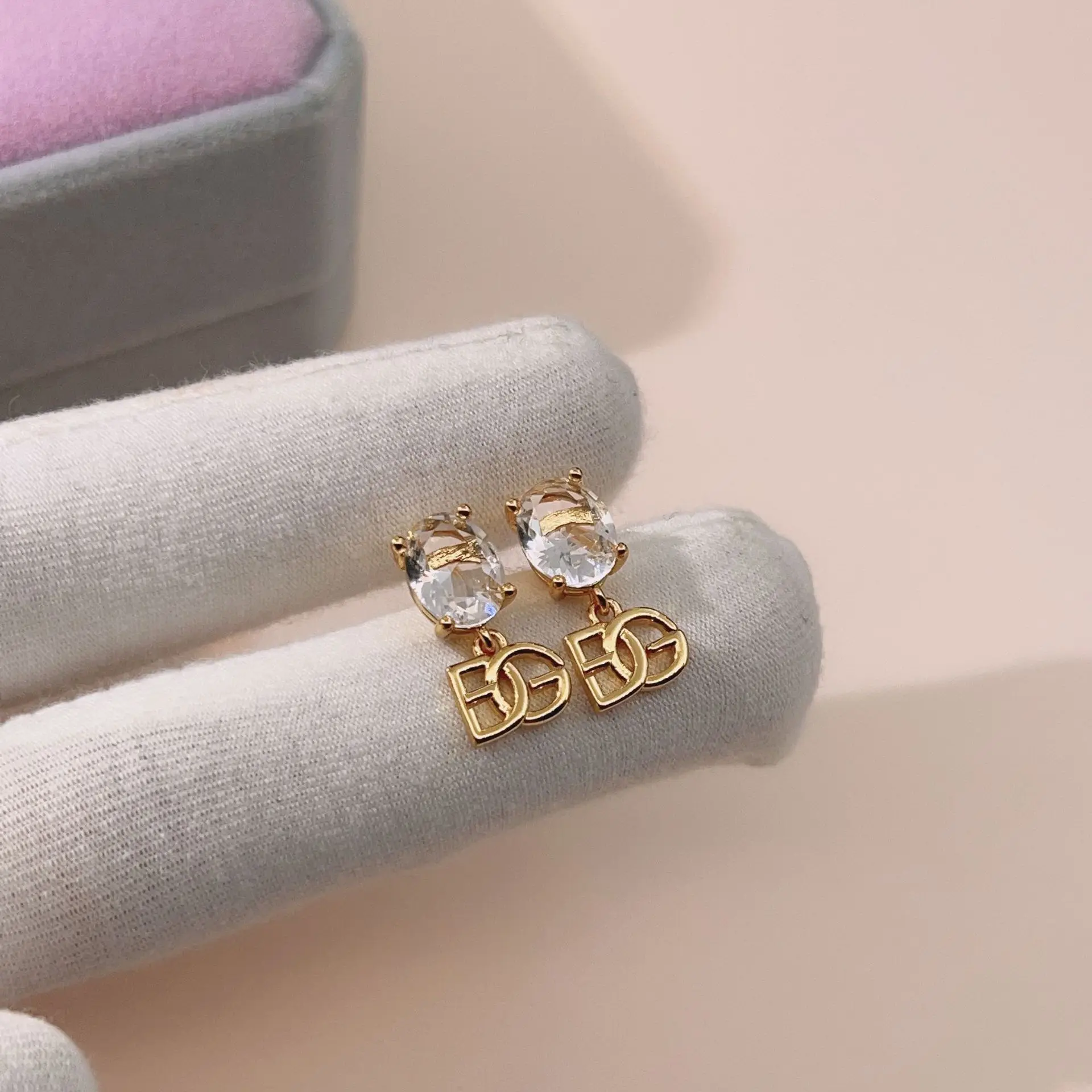 

Letter niche design light luxury fashion earrings high sense earrings