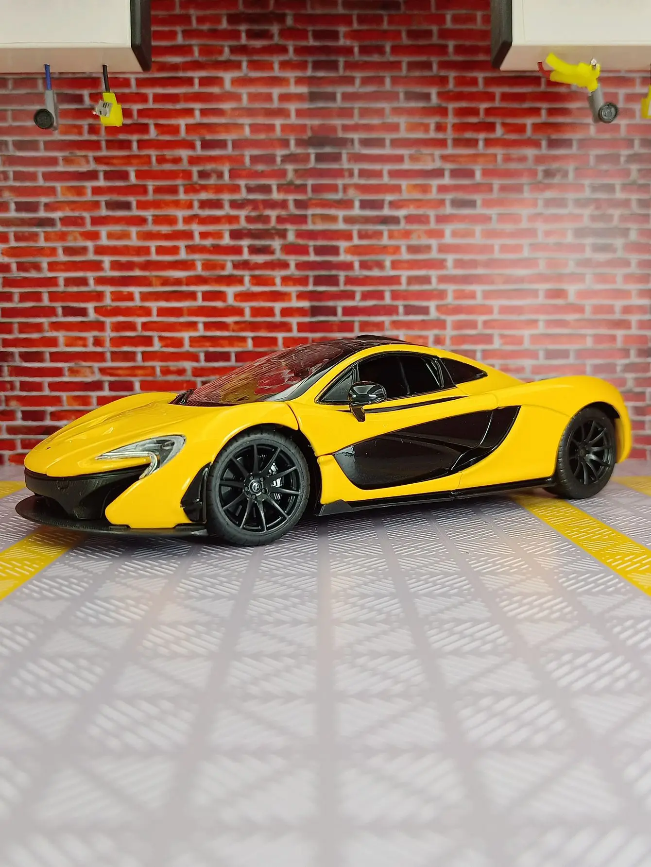 Фото Модель суперкара из сплава rastar 1:24 McLaren P1, переднее колесо можно превратить и дверь и капот можно открыть, тонкая работа. №1