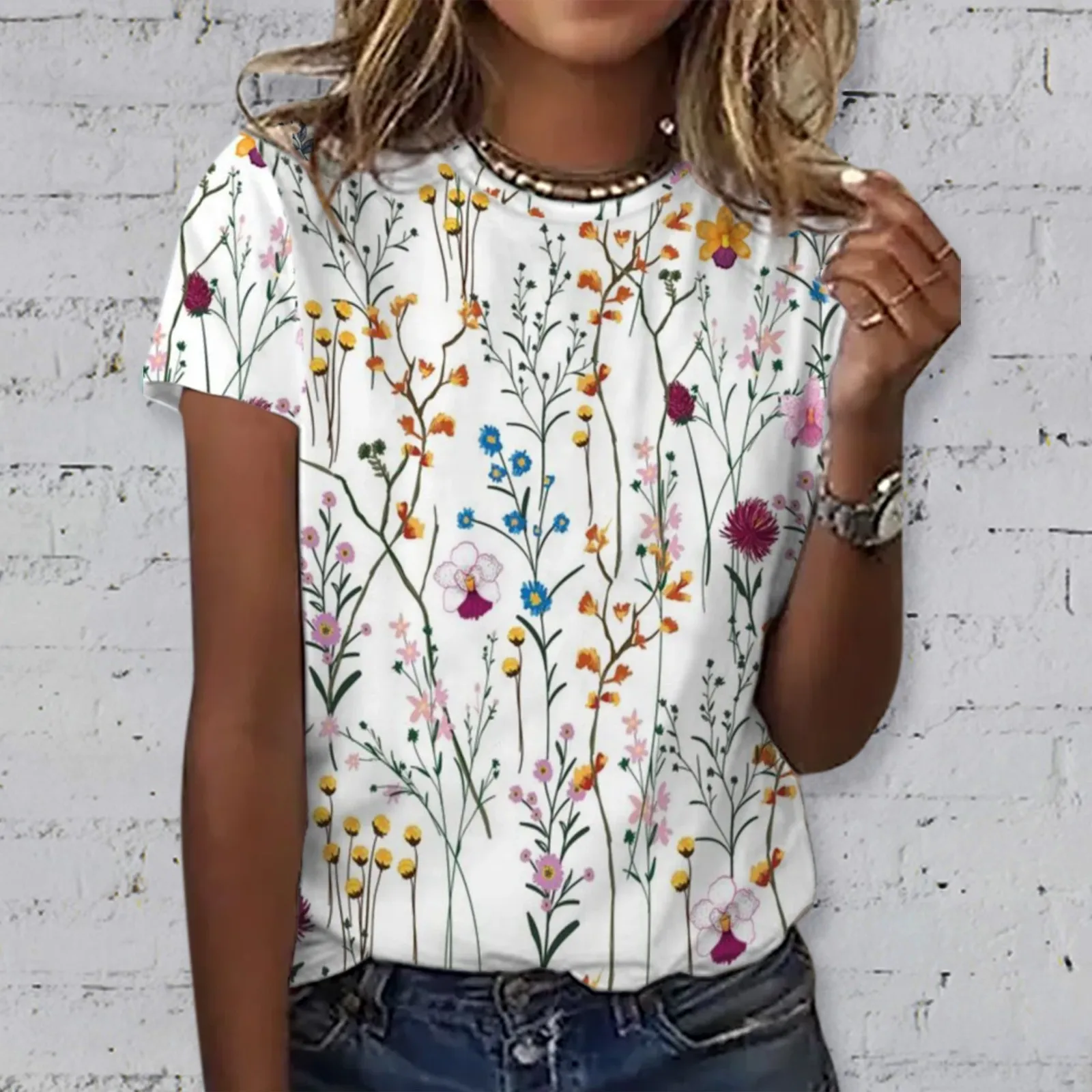 

Женская футболка с коротким рукавом, круглым вырезом и цветочным принтом