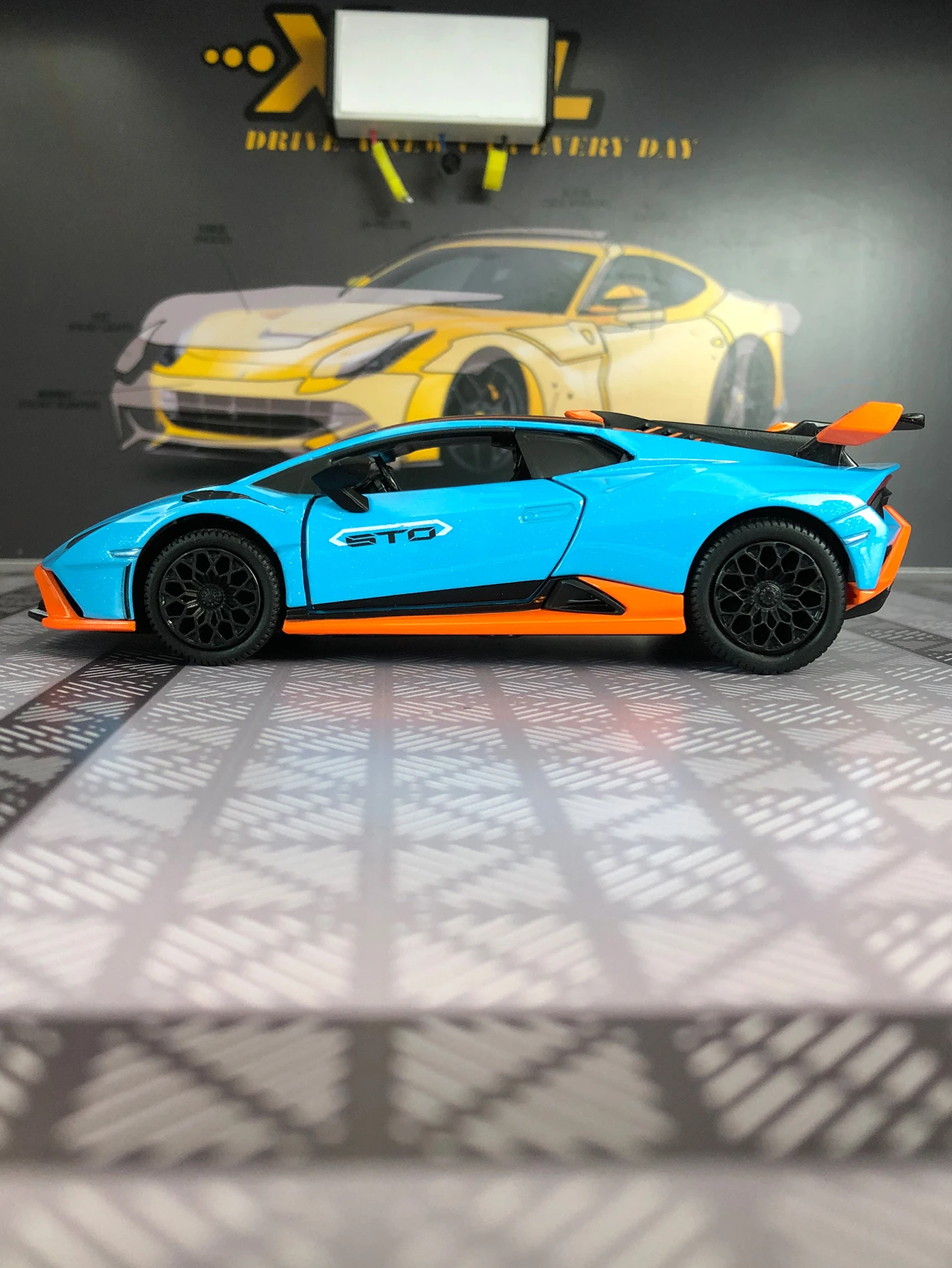 Фото Модель автомобиля CCA 1:32 Lamborghini Huracán STO, декоративная деталь из цинкового сплава, коллекционный подарочный автомобиль. №3