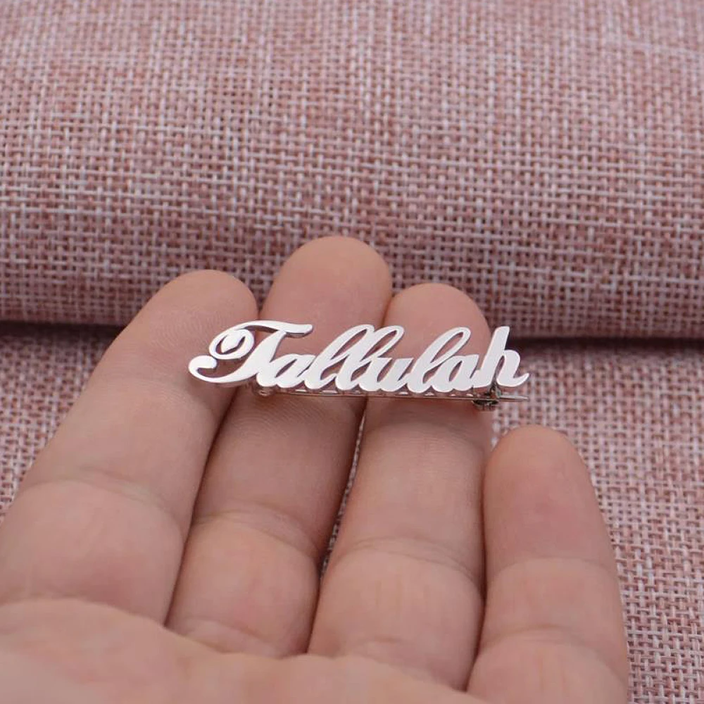 Customized Unique Name Letter Brooch Made of Stainless Steel as a Beautiful Gift for Female Colleagues and Leaders