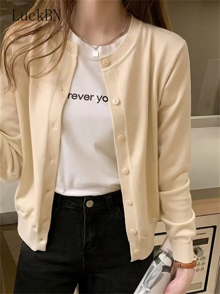 

Вязаный кардиган, женские свитера, новинка 2023, тонкий свитер, пальто, модная повседневная свободная одежда, черная короткая стильная верхня...