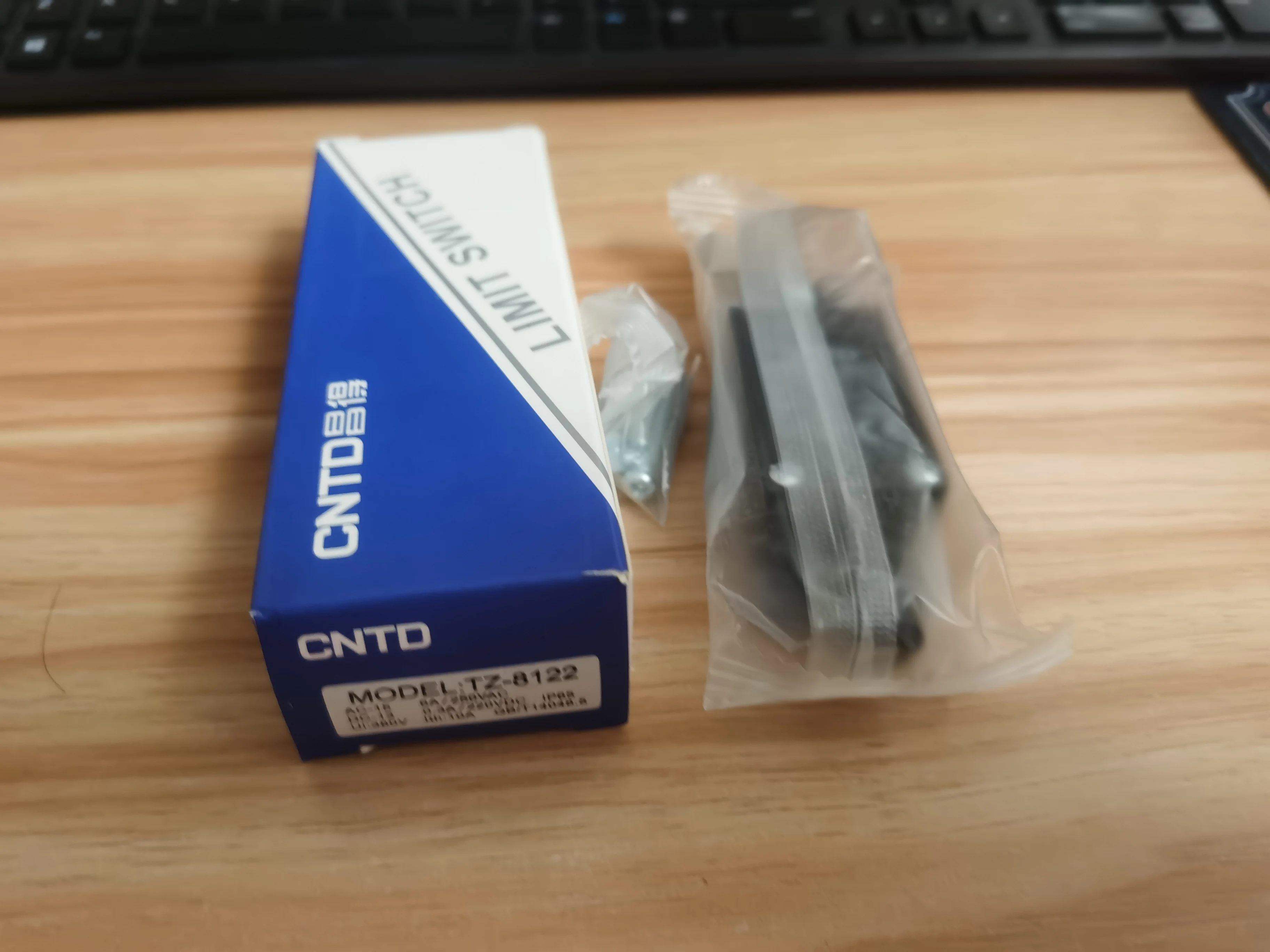 1 шт. новый концевой выключатель CNTD TZ-8122 TZ8122