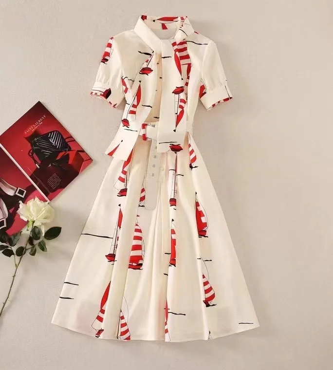 

Женское плиссированное платье с коротким рукавом и воротником-бантом