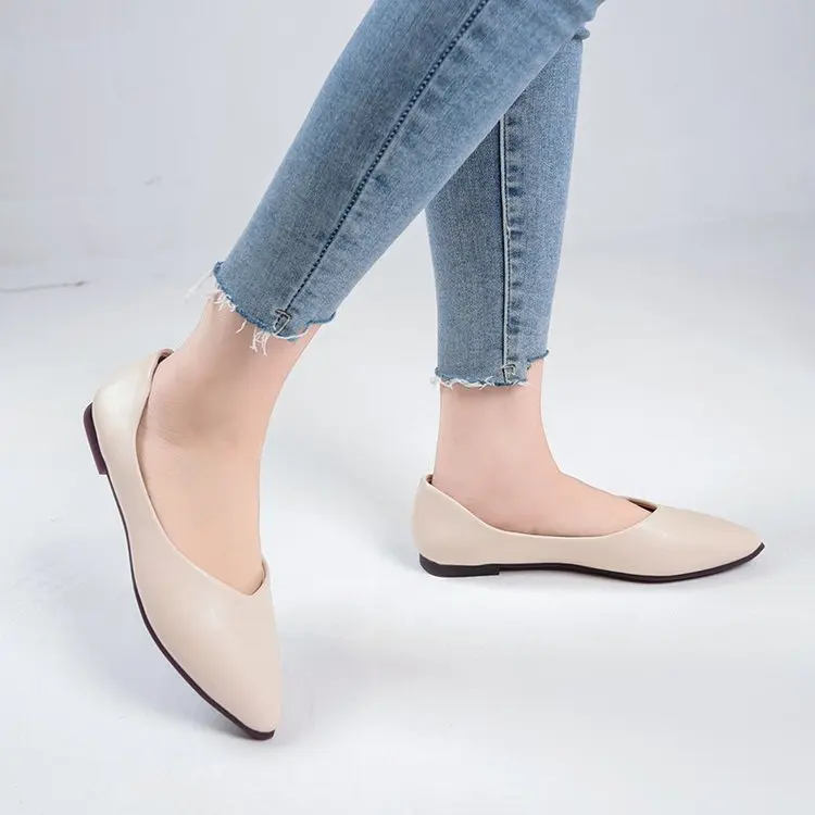 Легкие женские туфли с острым носком черные или бежевые однотонные весенние