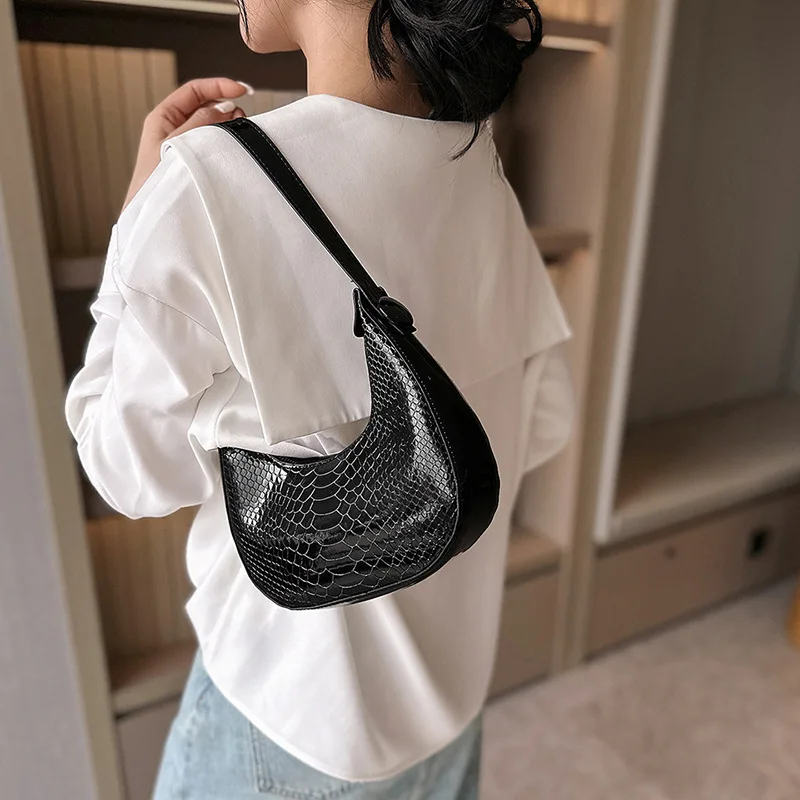 Crocodile Pattern Small Female 2023 New Simple Underarm Patent Leather All-Matching Shiny Female Crescent-Shaped Shoulder Bag