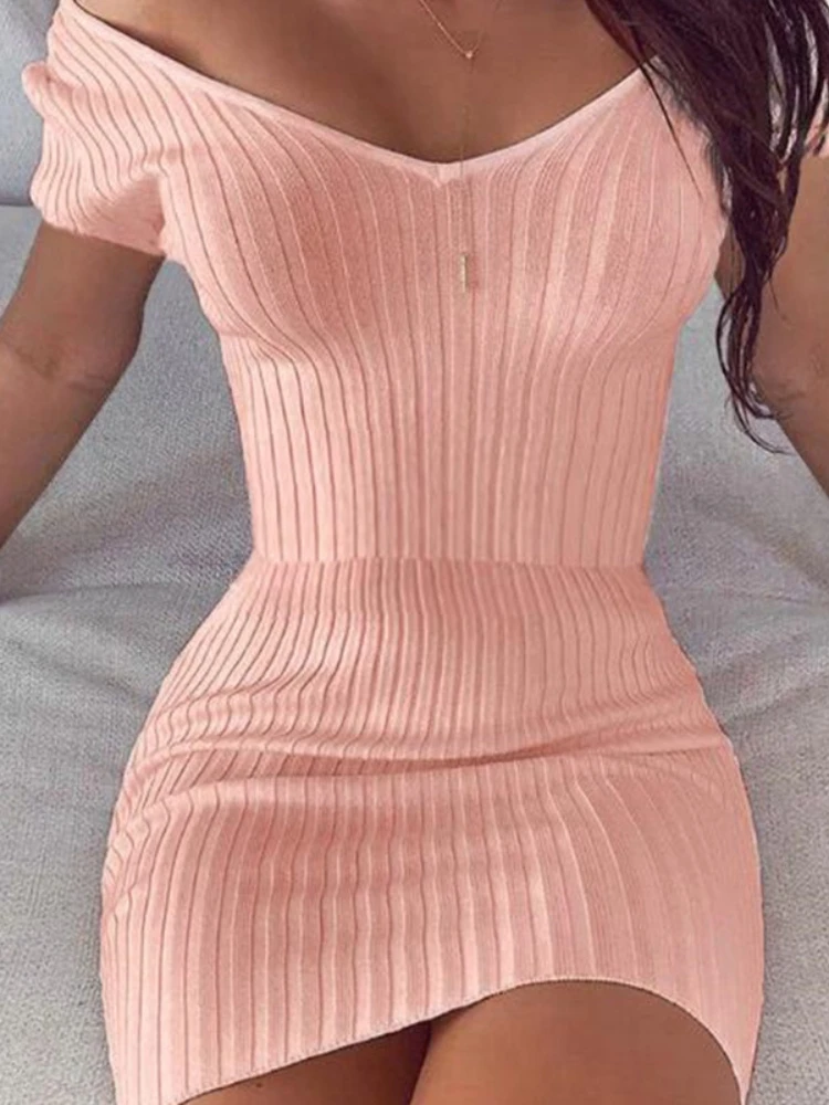 

Женское трикотажное платье-карандаш с V-образным вырезом и коротким рукавом