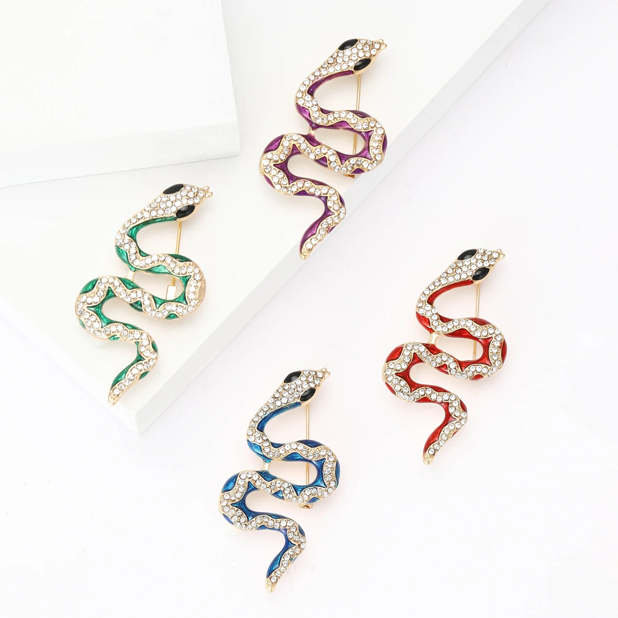 Женская брошь в виде змеи