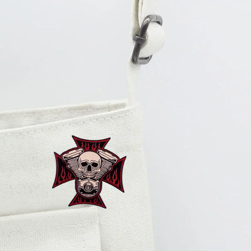 Деталь двигателя металлическая эмалированная булавка в виде черепа для