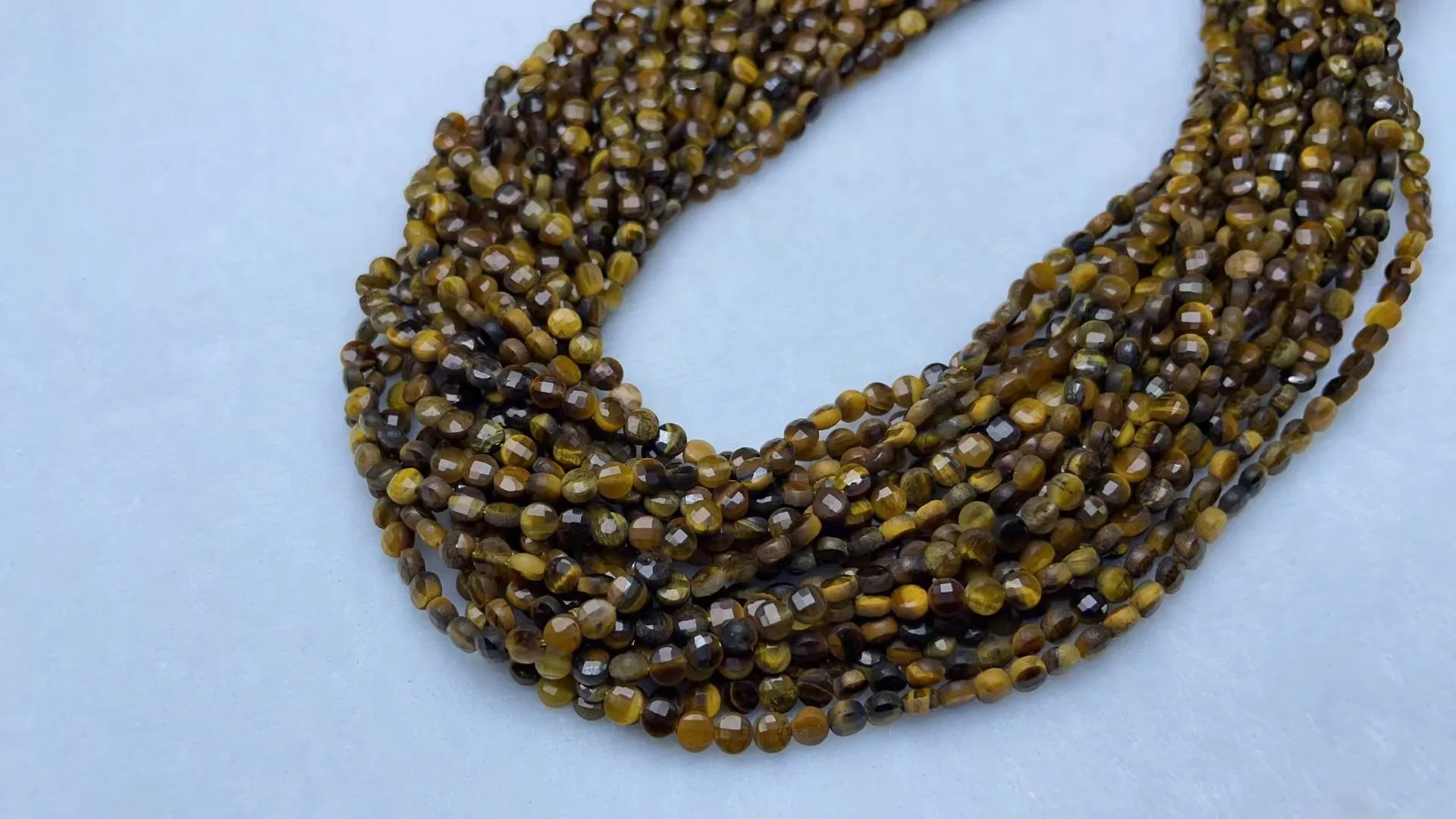 Натуральный тигровый глаз 4 мм сплюснутый вырез. Длина: 39 см.