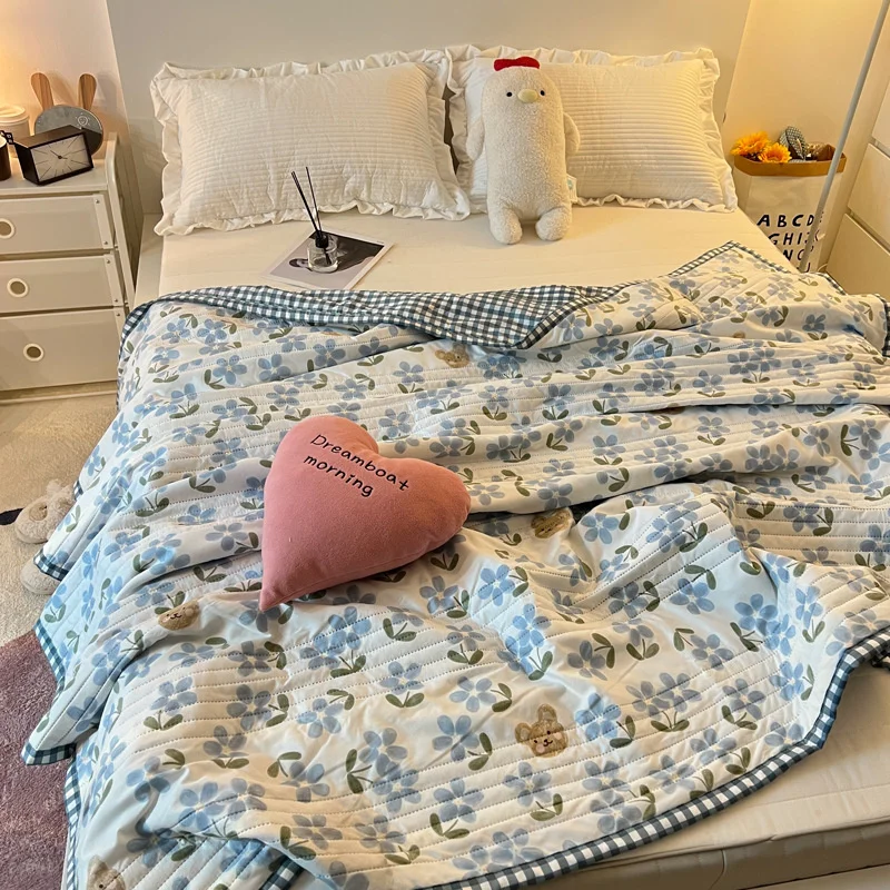 

Summer quilts are simple, fashionable, skin friendly, brushed air conditioners, cool and thin in summer, office bedding, sofas,