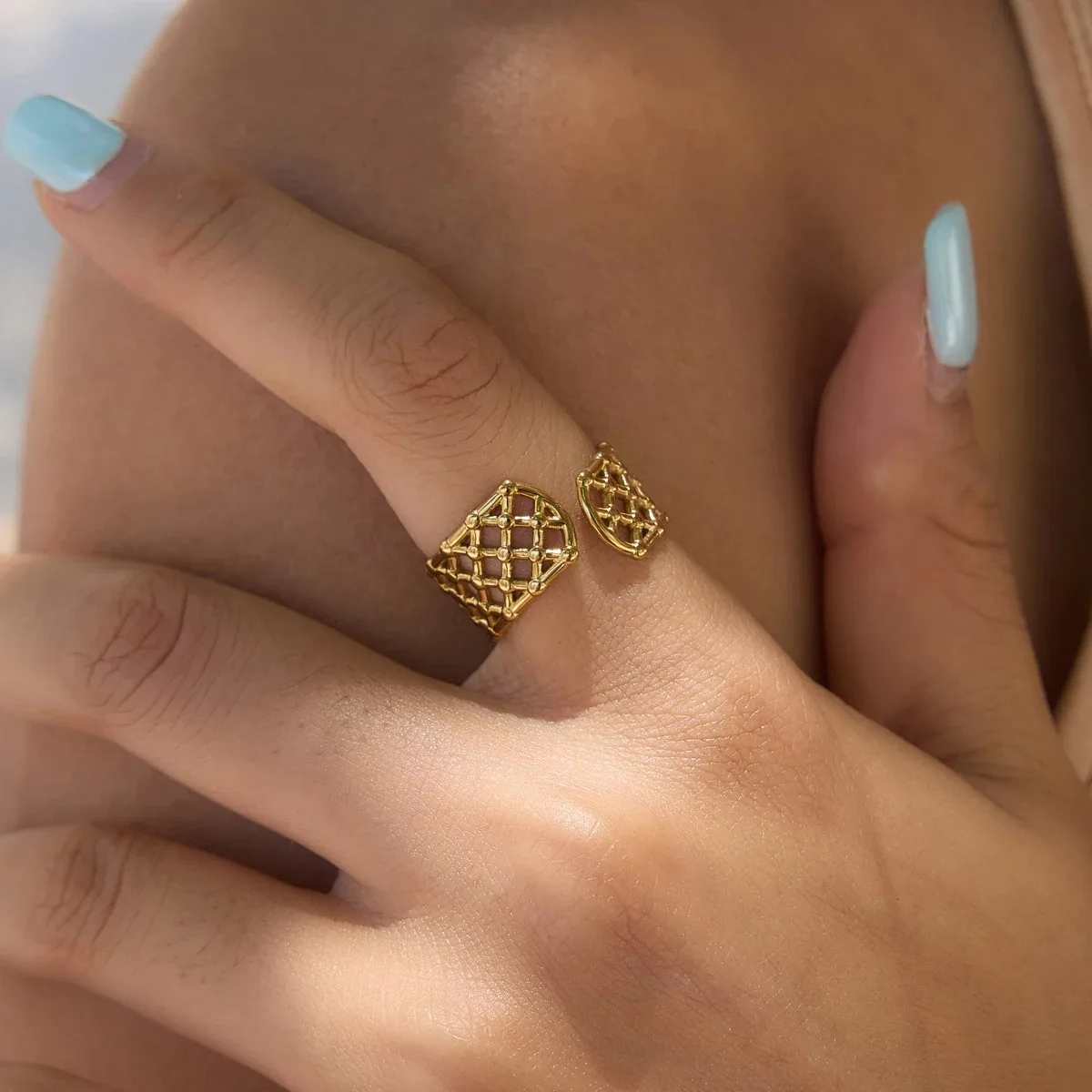 Фото Кольцо-манжета Miia Jewelry из нержавеющей стали с покрытием из 18-каратного золота, широкое, с ажурной сеткой, геометрическим узором и бусинами, для женщин. №3