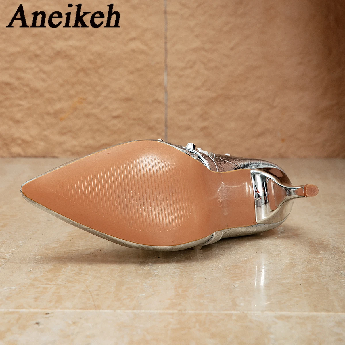 Осенние золотые и серебряные блестящие привлекательные высокие сапоги до колена