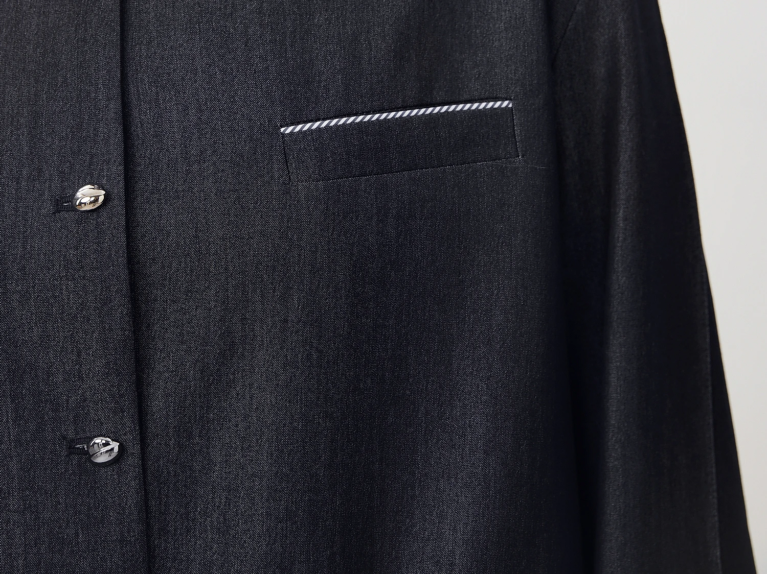 Короткая куртка в контрастную полоску с фланцевыми рукавами и пряжкой