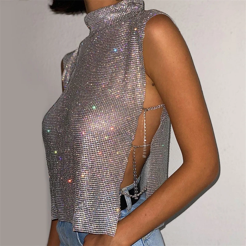 

Женская Блестящая футболка-водолазка с открытой спиной и металлической цепочкой
