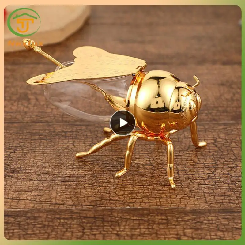 

Golden Sugar Cup European Classical Style Practical Bee Sugar Cup With A Spoon Portable Renovate Seasoning Pot Senior Spice Tin