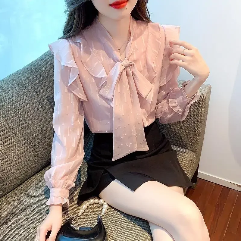 Женская шифоновая блузка с оборками по краям нежная элегантная небольшая в