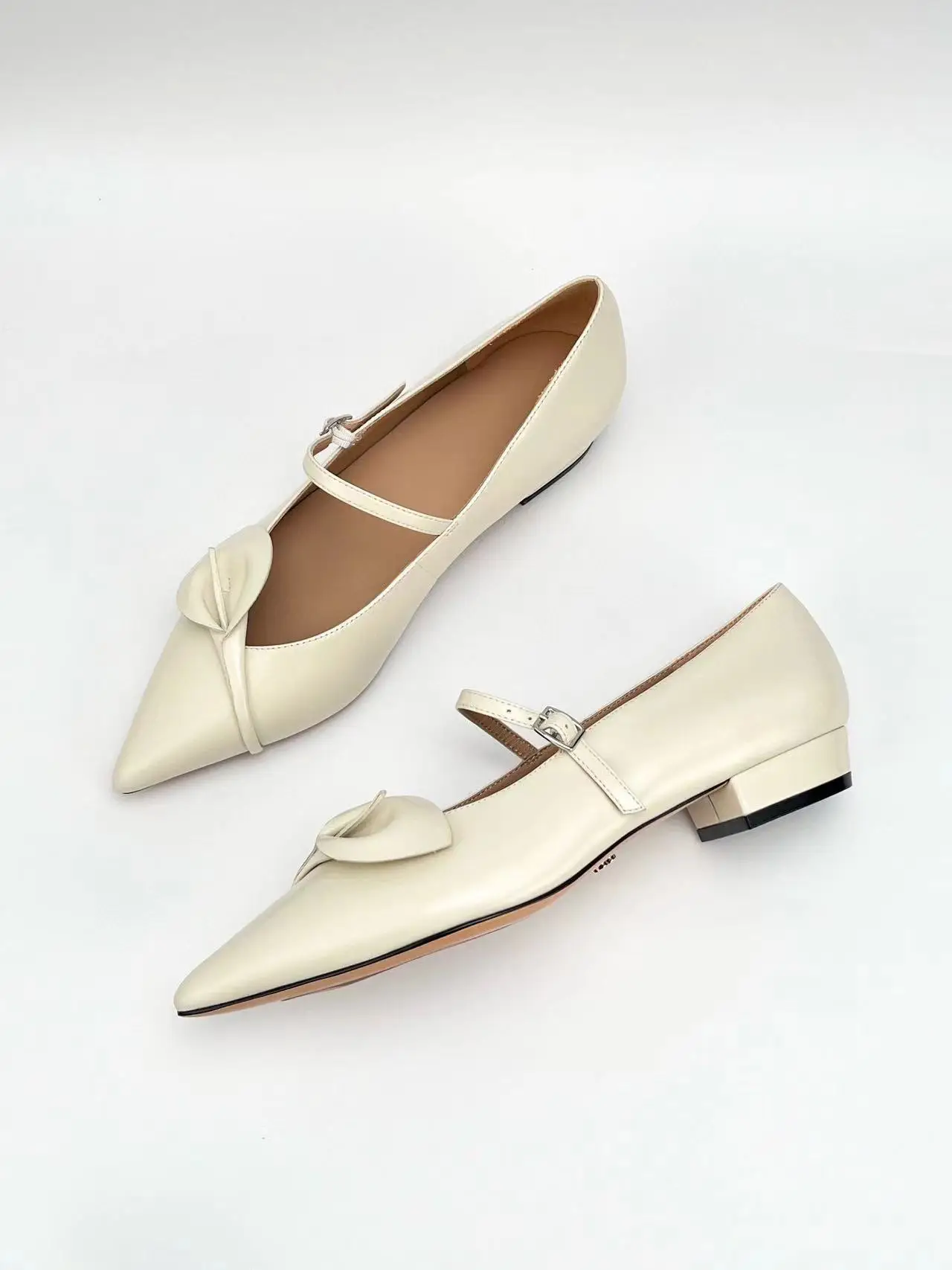 Туфли из натуральной кожи с острым носком на низком каблуке