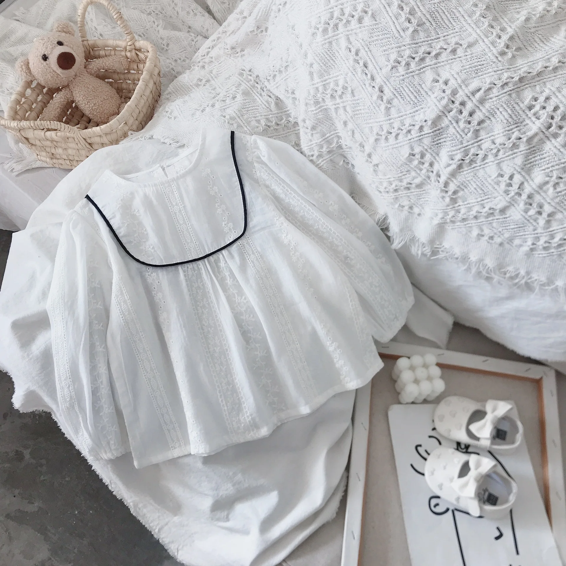 

2022 Spring New Korean Girls Shirts Fashion Girls Shirts Solid Color Lace Long Sleeve Top Boutique Kids Clothing Teenage Girls