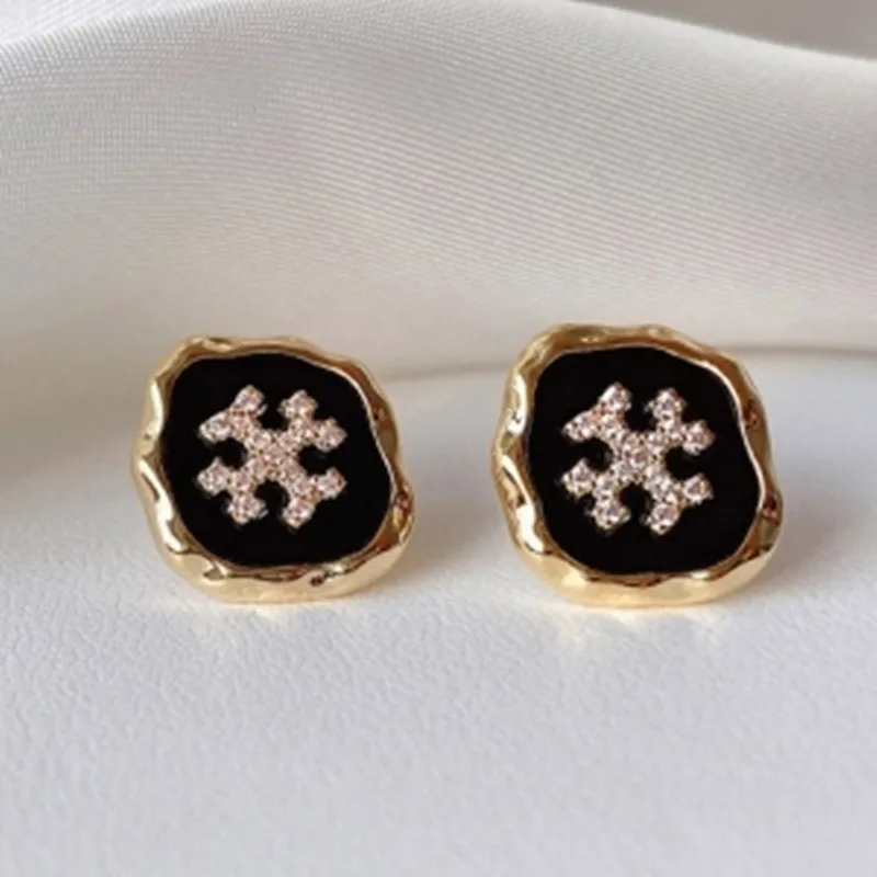 

Fashion Creative Silver Color Snowflake Stud Earrings Ladies Daily Simple Travel Stud Earrings Jewelry Gift Wholesale