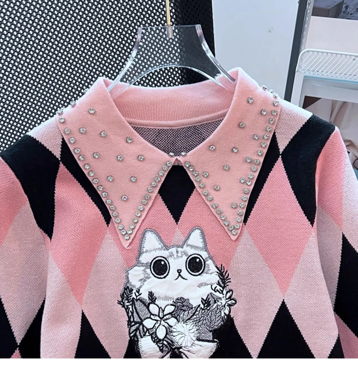 Пуловер с высокой талией и вышивкой кошки украшенный бриллиантами свитер для
