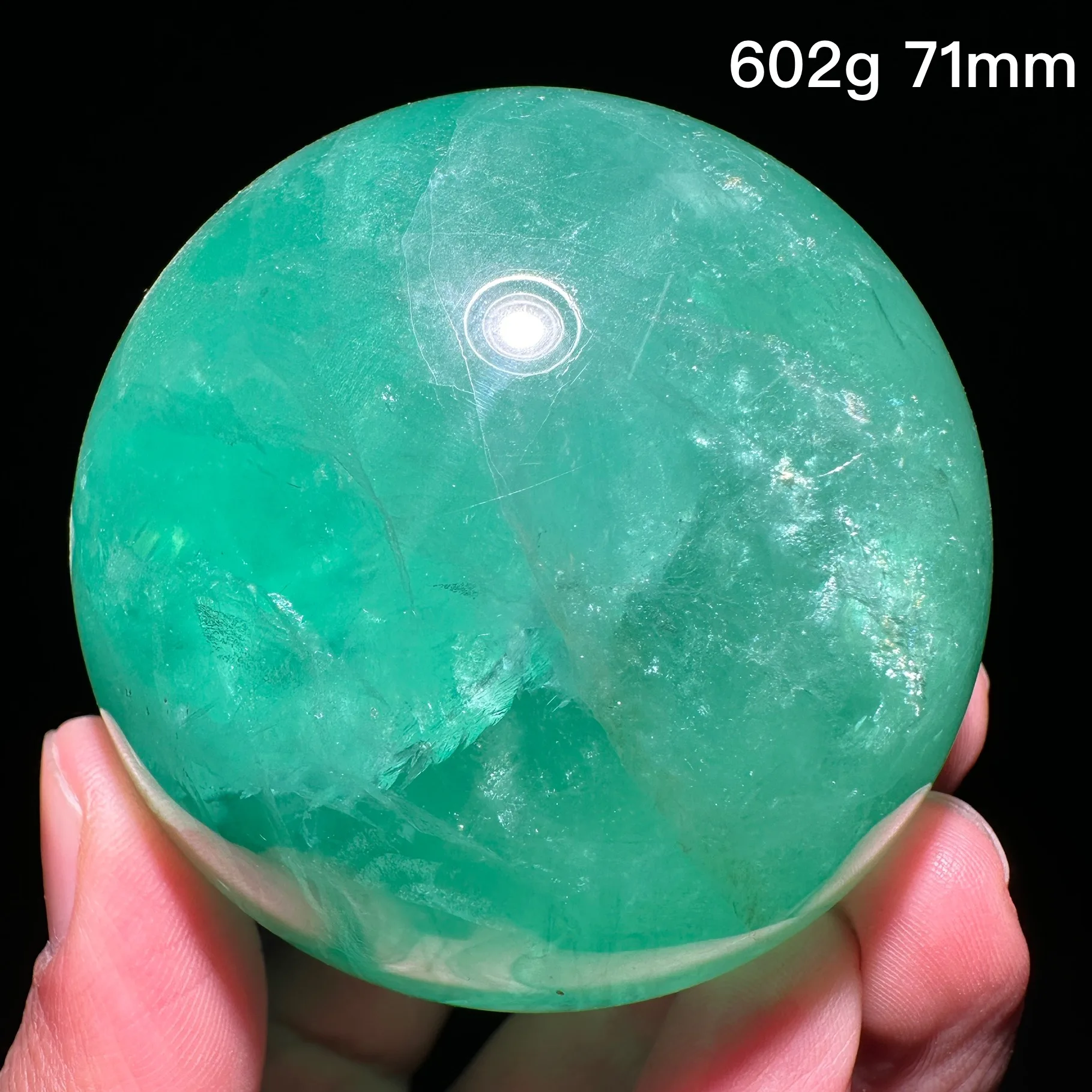 Зеленый флюоритовый шар из кристалла