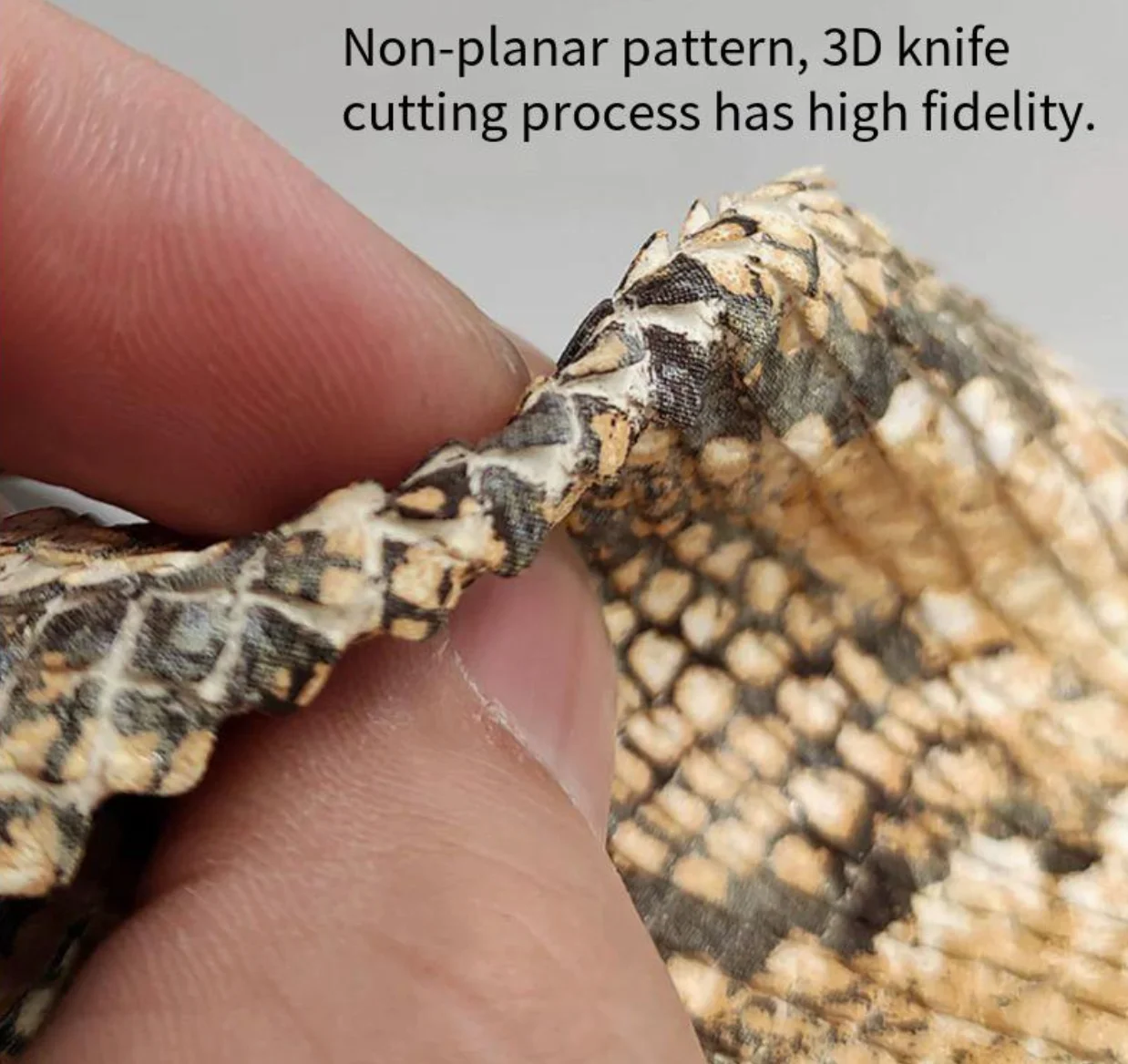 

Thickness: 0.8mm 3D Knife Cut Snake Pattern Environmental Friendly Soft Vegetable Tanning Hybrid Sheepskin Head Layer DIY