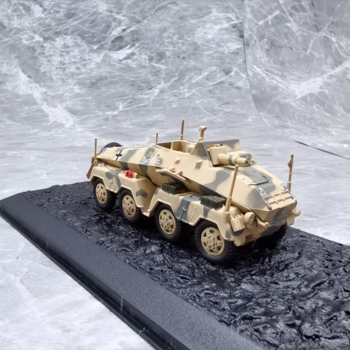 Фото Масштабная модель немецкого восьмиколесного автомобиля Sd.Kfz.233 1943 года (1/72) из сплава (основной корпус) и пластика, сувенир. №4
