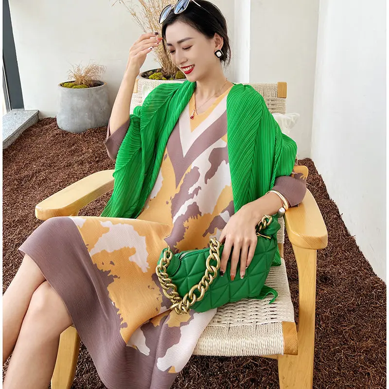 

Плиссированное темпераментное модное платье с V-образным вырезом, свободная женская одежда большого размера, тонкая трапециевидная юбка с ...