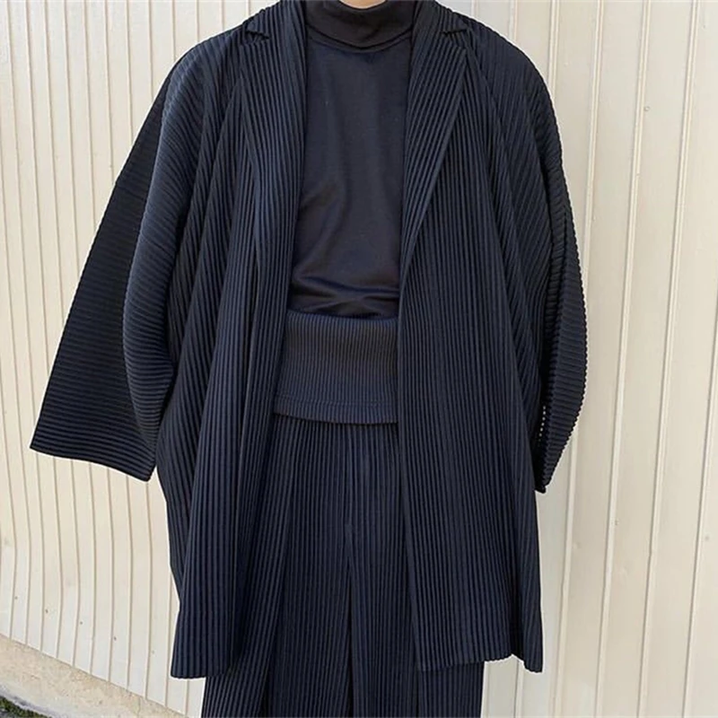 Рисунок 3 - Мужской плиссированный костюм Issey Miyake JD202