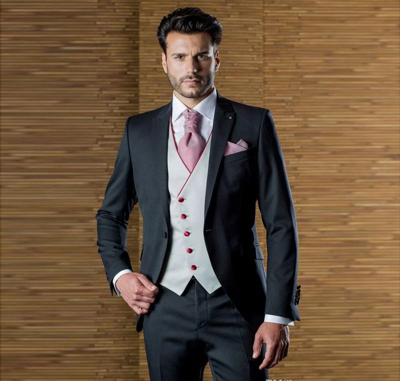 

Handsome Designer Mens Suits One Button Peaked Lapel Wedding Suits For Men With Jacket Vest And Pants Groom Tuxedos Three Pieces