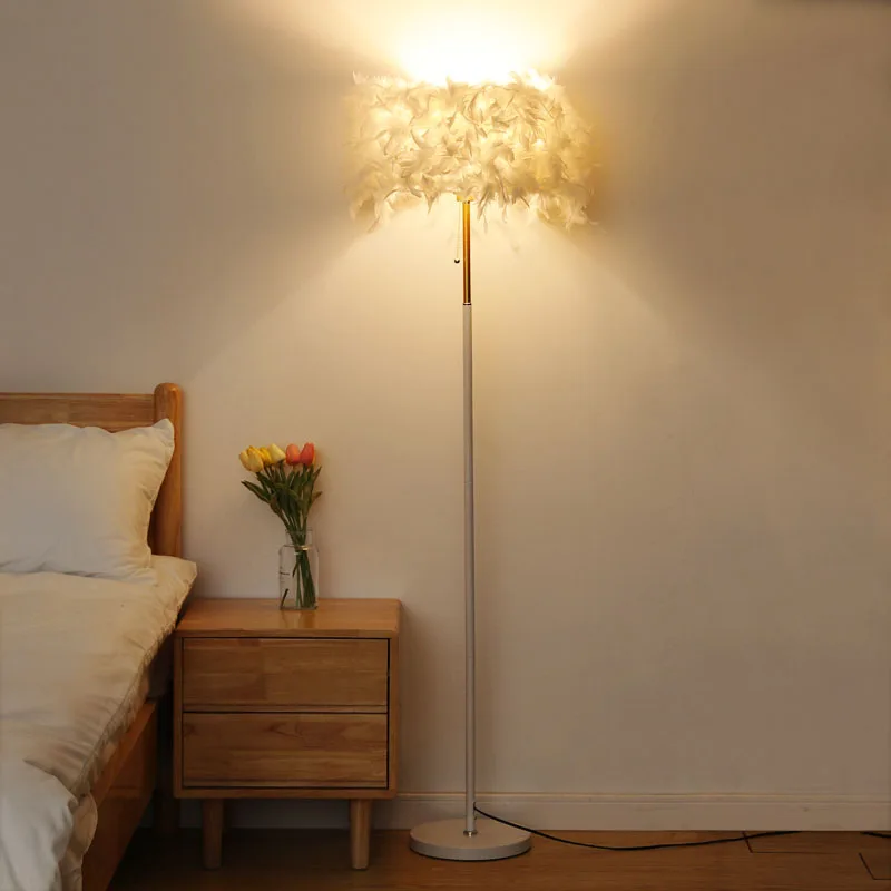 Купи Feather Modern Floor Lamp Minimalist Bedroom Bedside Nordic Floor Lamp Living Room Table Lampe De Chevet De Chambre Room Decor за 9,935 рублей в магазине AliExpress