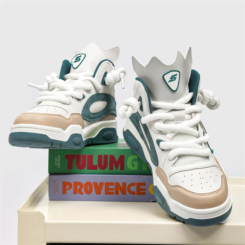 Рисунок 5 - Мужские высокие кроссовки