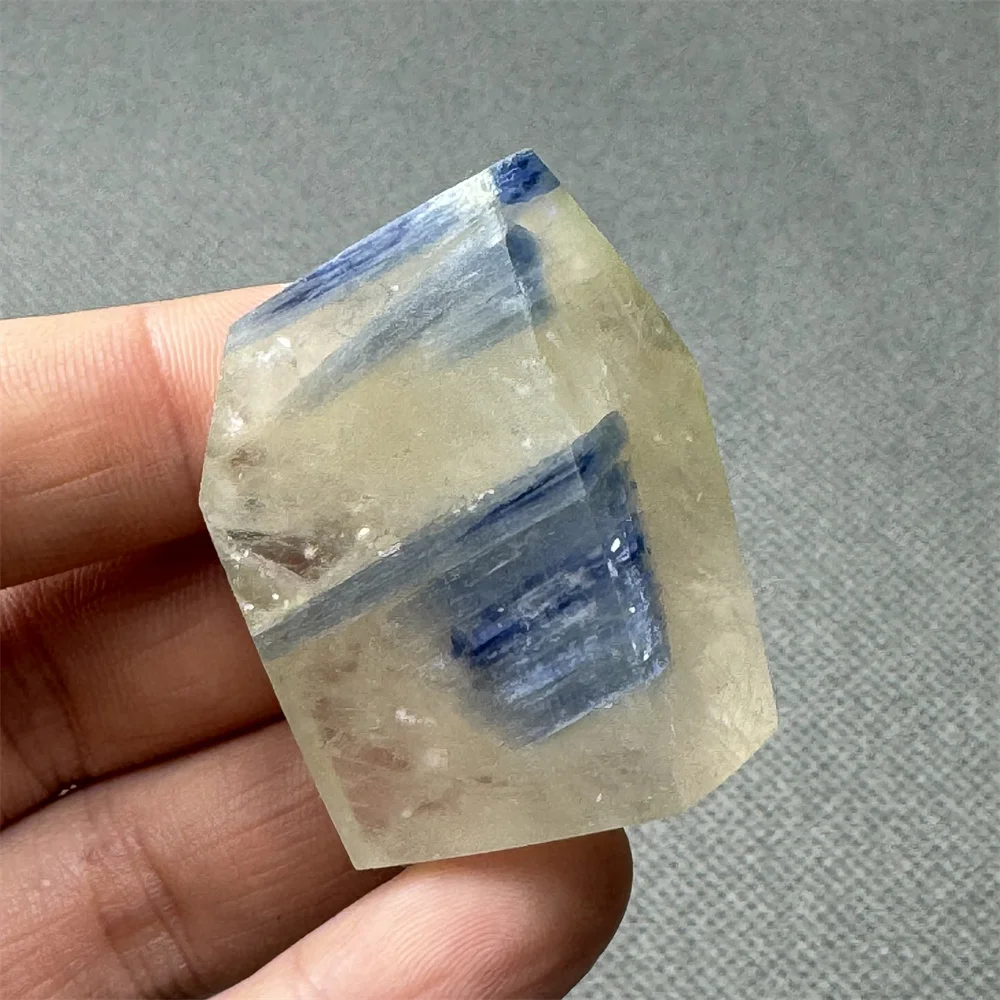 Природный кристалл Кианит
