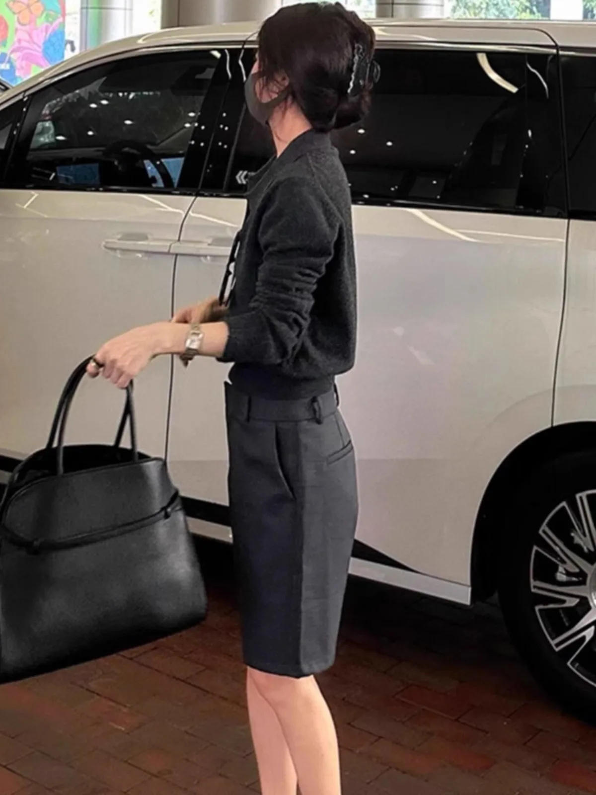 Темпераментный простой серый короткий кашемировый свитер с воротником-поло