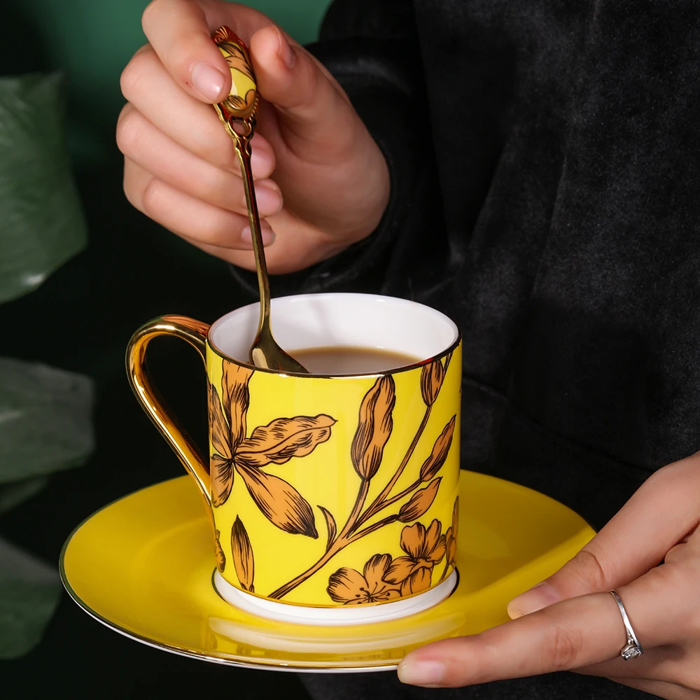 

1Piece Bone china Coffee Cups &Saucer Set Exquisite Gold Rim Tea Water Cups Beautiful Flower TeacupCeramicKitchenAccessories