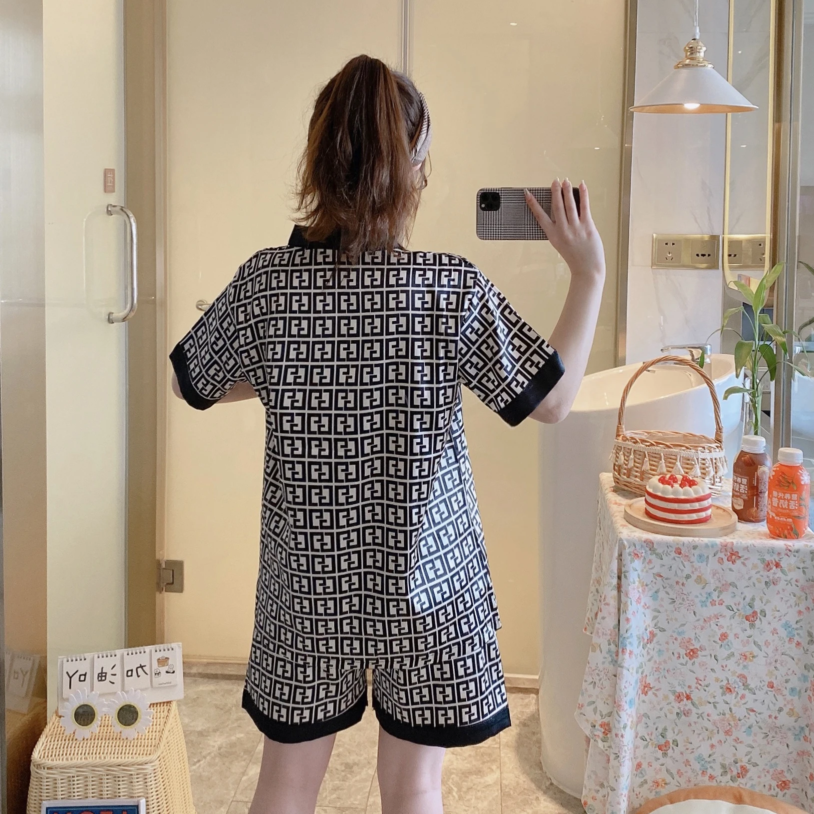 Летний женский Шелковый комплект из двух предметов с шортами и коротким рукавом