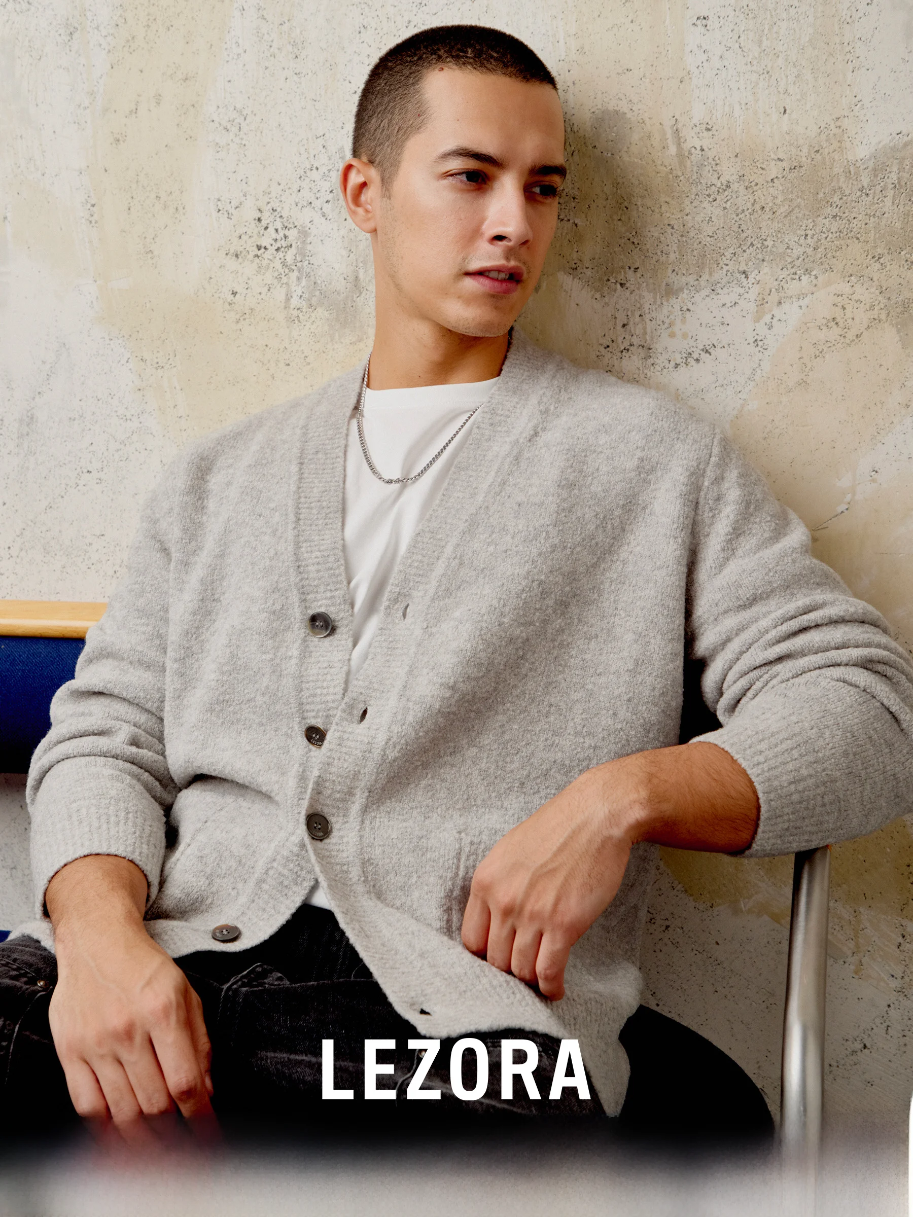 Мужской однобортный трикотажный кардиган Lezora черный с цветочным принтом из