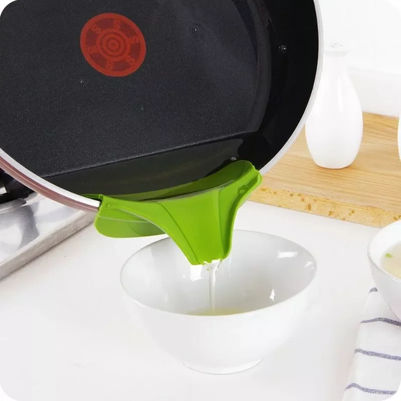

Silicone Liquid Funnel Anti-spill Slip On Pour Soup Spout Funnel for Pots Pans and Bowls and Jars Kitchen Gadget Tools