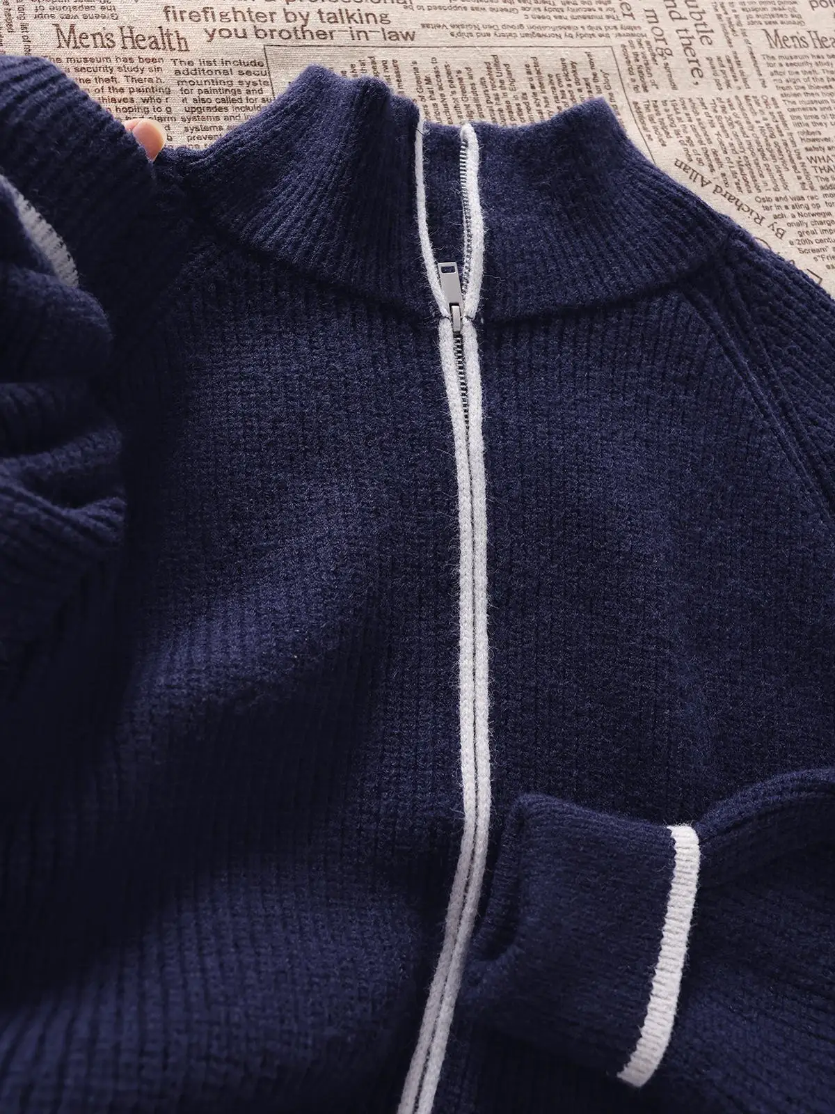 Просто закрыть глаза и ввод! Темперамент плюс очки! Темно-синий свитер на молнии