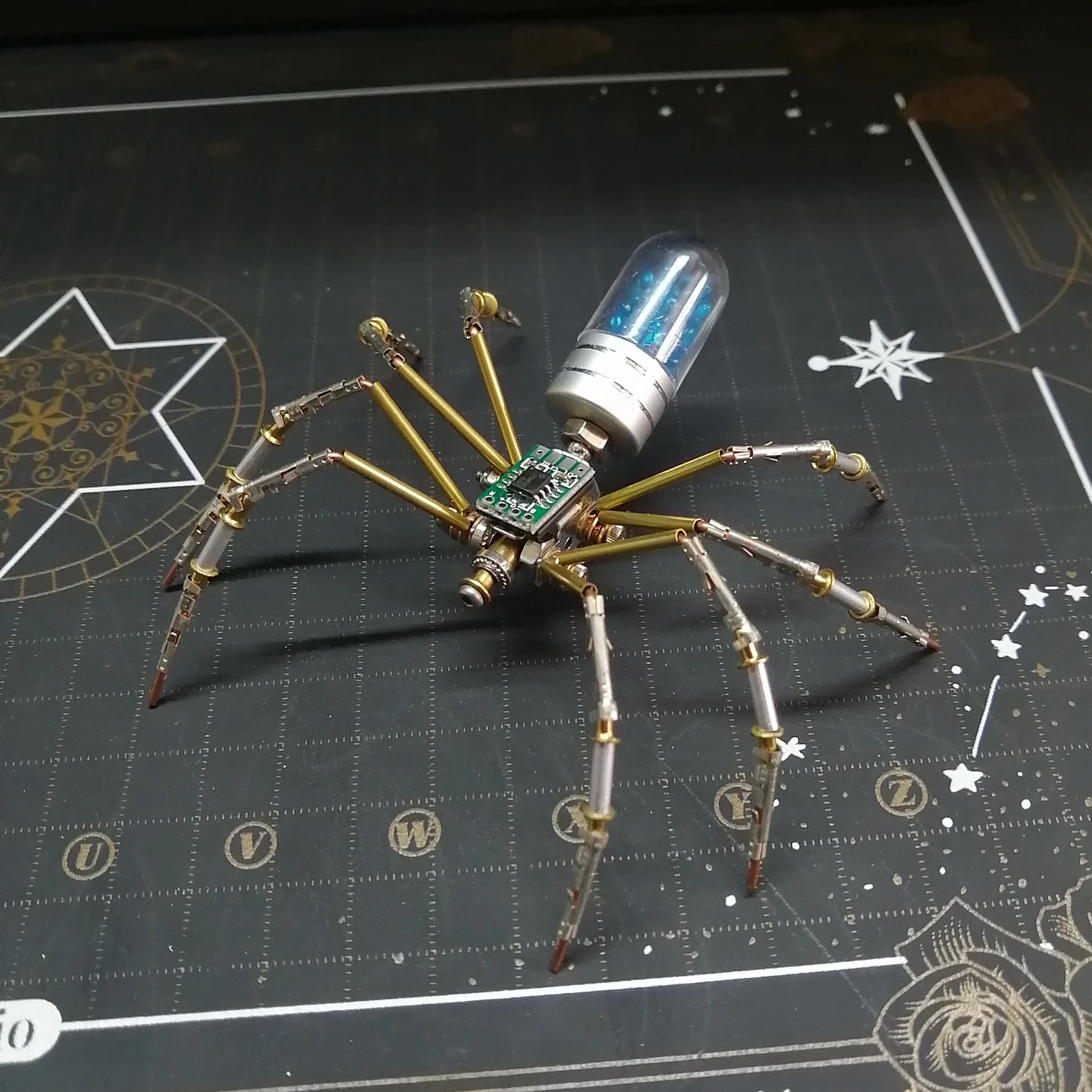 Металлическая модель паука