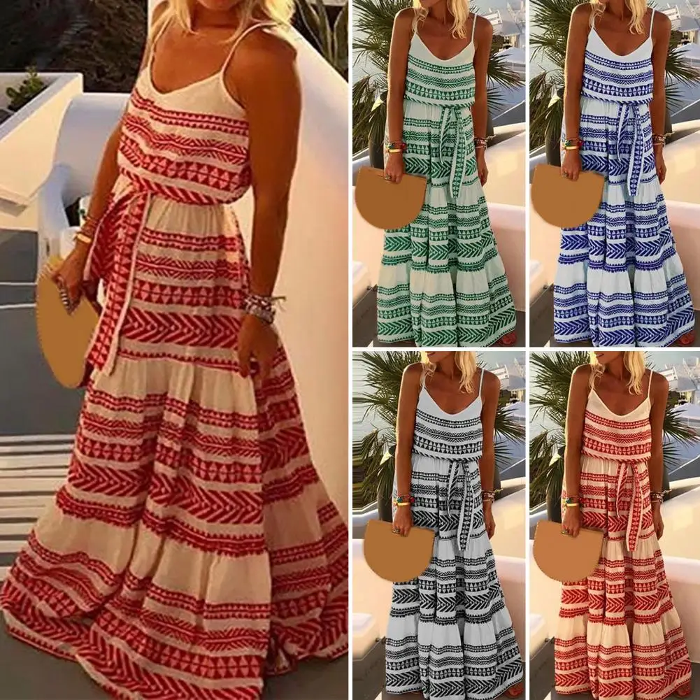 

Женское платье на бретельках с V-образным вырезом и широким подолом