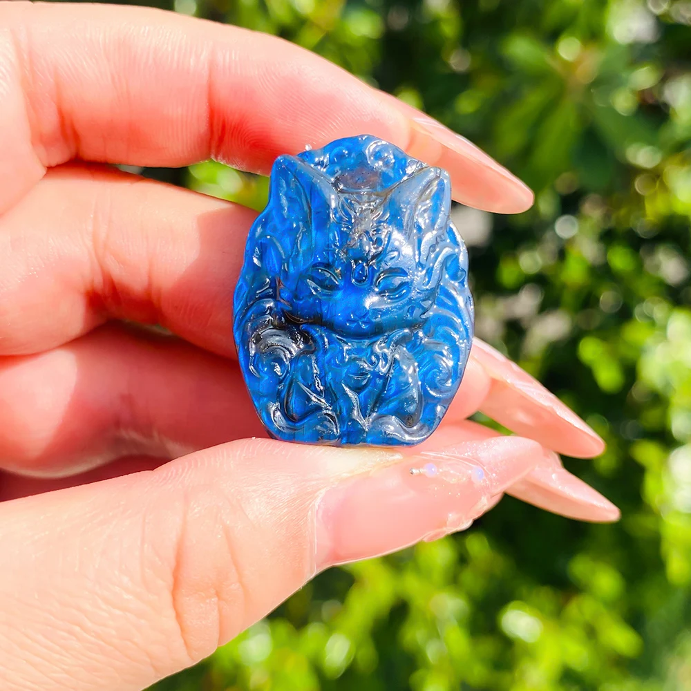 

Лабрадорит с резной лисой