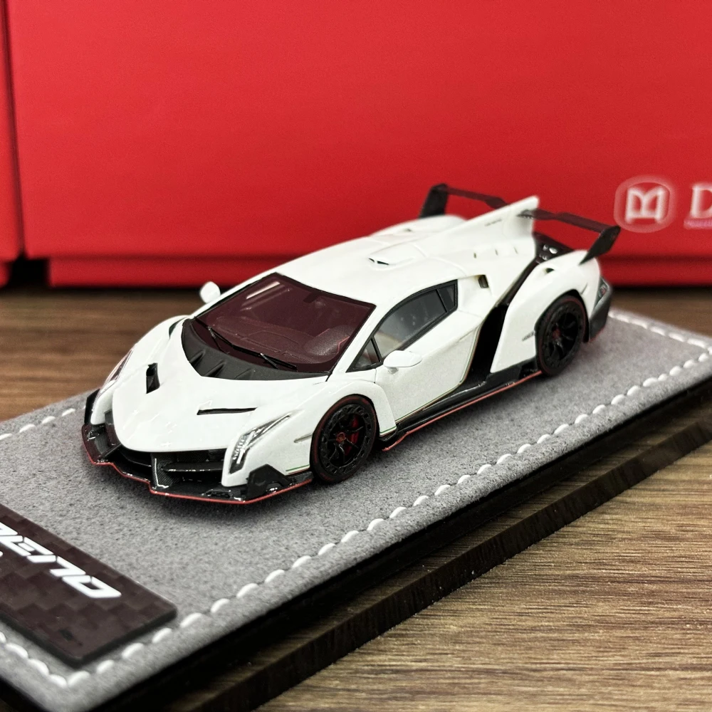 Фото Модель автомобиля из смолы DMH 1:64 Veneno №3