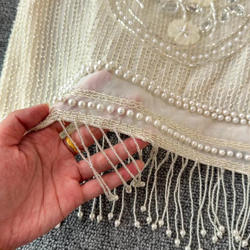 Женская свободная кофта без рукавов с круглым вырезом и бриллиантами