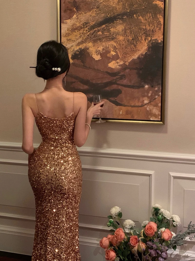 Женское платье с блестками и разрезом до колена |