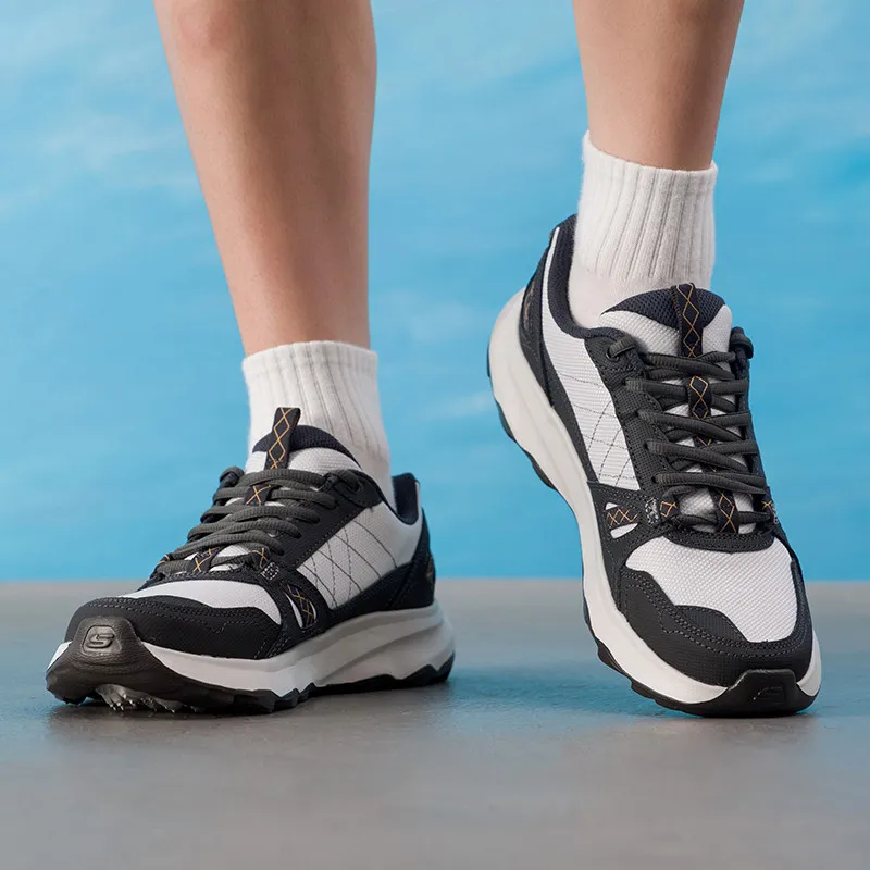 Фото Мужские походные ботинки Skechers 237787‑WCC, бело-черные, для активного отдыха, противоскользящие, износостойкие, легкие, дышащие, для прогулок по тропам. №2