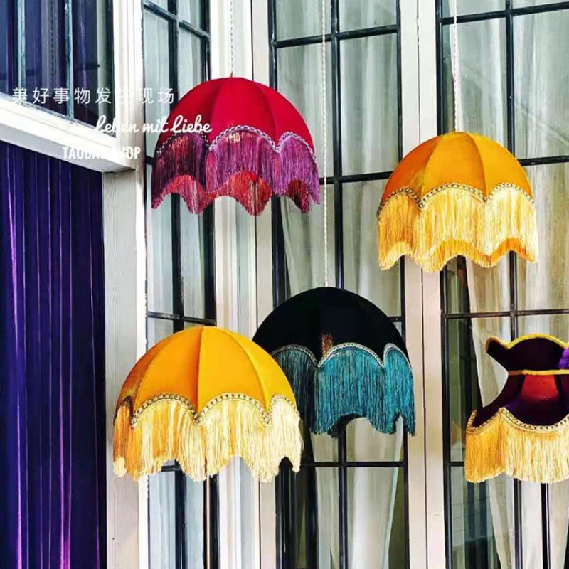 

Французская ретро-люстра с кисточками из ткани, декоративный медный светильник для спальни, магазина одежды, подвесные светильники с принтом для боснийского ресторана