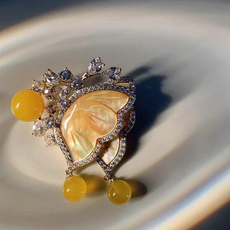 

High-end luxury vintage yellow shell butterfly brooch for women winter coat pin accessory