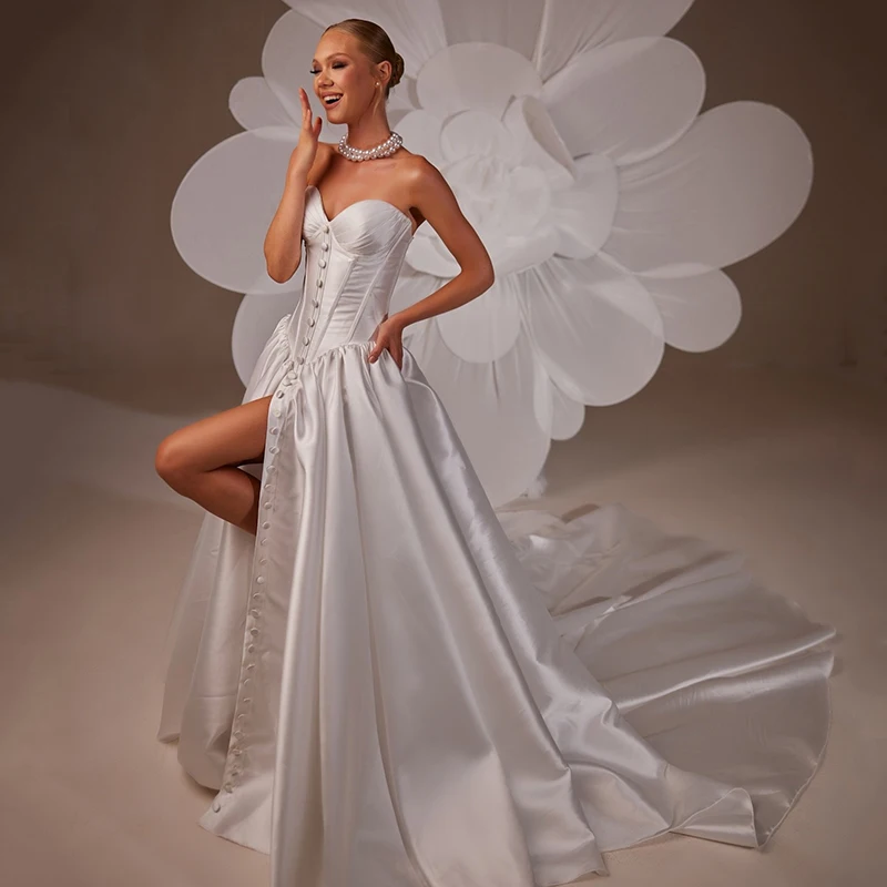 Белое свадебное платье А-силуэта на пуговицах с разрезом